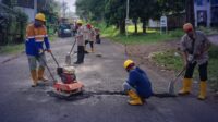 Jalan Rusak di Cimanggu Palabuhanratu Ditambal Sulam