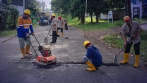 Jalan Rusak di Cimanggu Palabuhanratu Ditambal Sulam