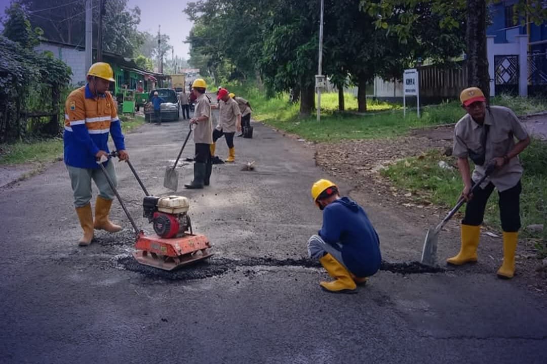 PERBAIKAN: Petugas saat melakukan penambalan jalan di Desa Cimanggu, Kecamatan Palabuhanratu.