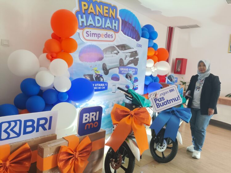 NABUNG SIMPEDES AJA: PHS Semester II/2024 yang diselenggarakan BRI Branch Office Sukabumi bertabur hadiah. Seperti 1 unit mobil, 6 unit motor, 12 unit mesin cuci, 28 unit televisi 32 inch dan hadiah undian menarik lainnya. (ist)