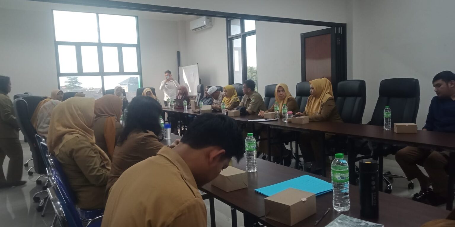Tim Dispusipda Kota Sukabumi saat menggelar sosialisasi identifikasi dan pendaftaran naskah kuno Nusantara, belum lama ini.