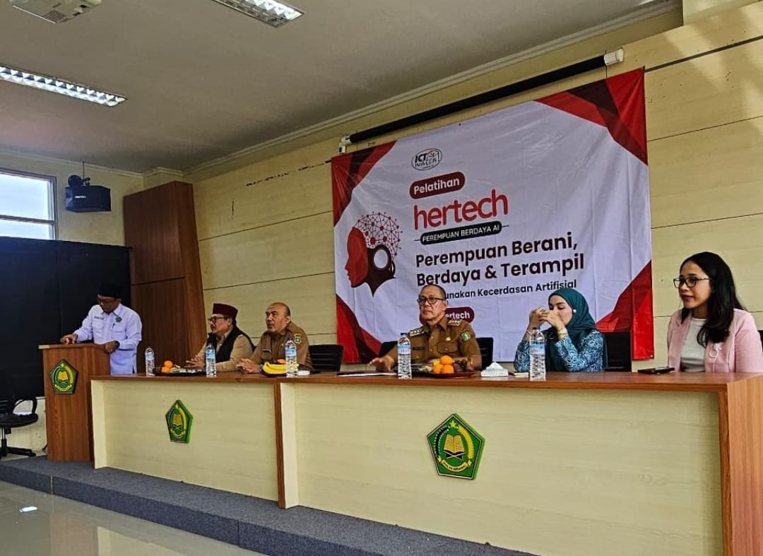 Wali Kota Sukabumi, Ayep Zaki, memberikan sambutan dalam pelatihan Hecterch Berdaya AI yang digelar ICT Watch di Kantor Kemenag Kota Sukabumi, Senin (7/7).