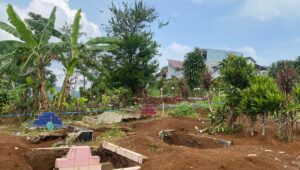 Demi Proyek Tol Bocimi, Ratusan Makam di Sukabumi Dibongkar