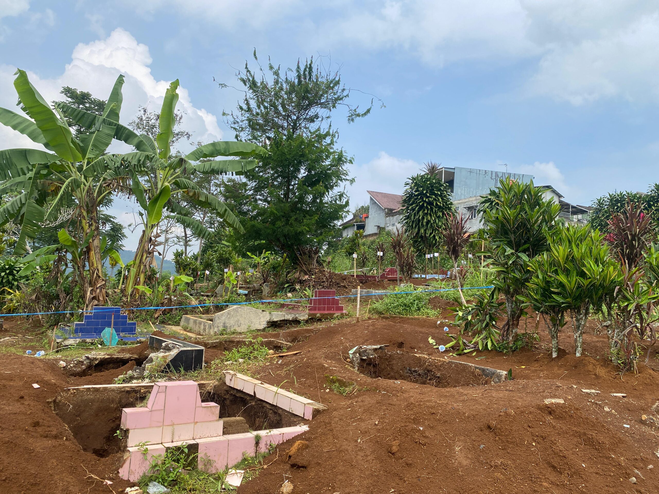 DIBONGKAR: Suasana pemindahan makam di TPU Desa Balekambang, Kecamatan Nagrak, yang terdampak proyek Tol Bocimi Seksi 3.