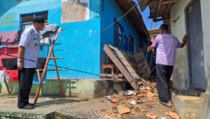 Camat Gunungguruh Tinjau Ambruknya Ruang Kelas MD Nurul Hikmah
