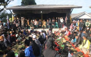 KHIDMAT: Warga dan Wakil Bupati Sukabumi, Andreas, saat menyaksikan Bhakti Sedekah Bumi di Kasepuhan Girijaya, Desa Girijaya, Kecamatan Cidahu, Senin (07/07).