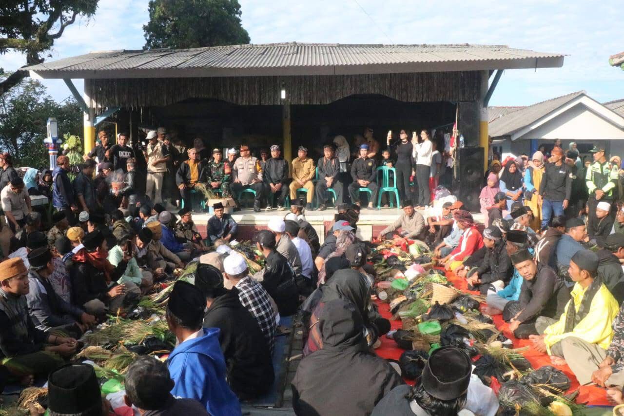 KHIDMAT: Warga dan Wakil Bupati Sukabumi, Andreas, saat menyaksikan Bhakti Sedekah Bumi di Kasepuhan Girijaya, Desa Girijaya, Kecamatan Cidahu, Senin (07/07).