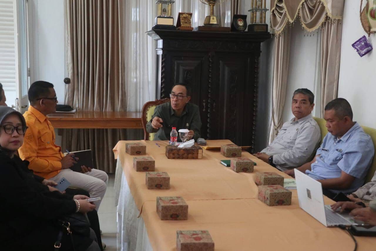 Sekda Kabupaten Sukabumi, Ade Suryaman, saat memimpin rakor pembentukan Tim Remunerasi BLUD di Pendopo Sukabumi.