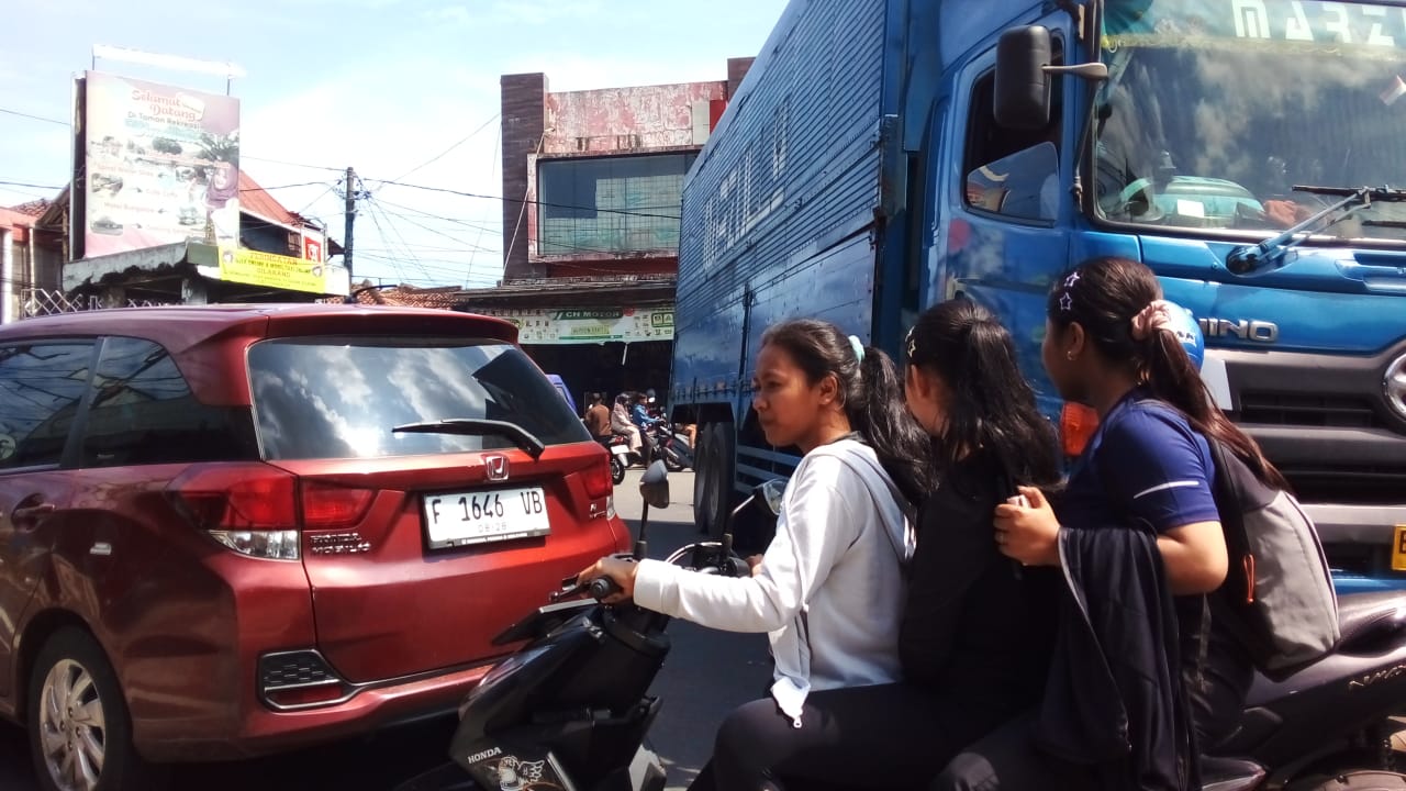 Suasana padat merayap di ruas Jalan Raya arteri Cicurug, Kabupaten Sukabumi.
