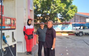 Tim dari Dinas Perikanan saat meninjau SPBU 34-43304 di Jalan Kidang Kencana, Palabuhanratu.(FOTO: NANDI/RADARSUKABUMI)