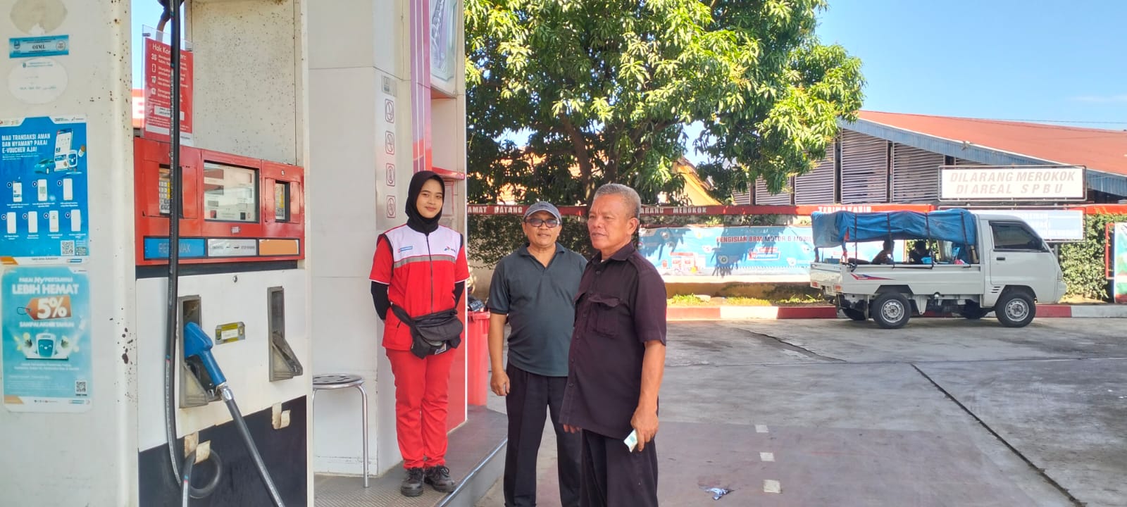 Tim dari Dinas Perikanan saat meninjau SPBU 34-43304 di Jalan Kidang Kencana, Palabuhanratu.(FOTO: NANDI/RADARSUKABUMI)