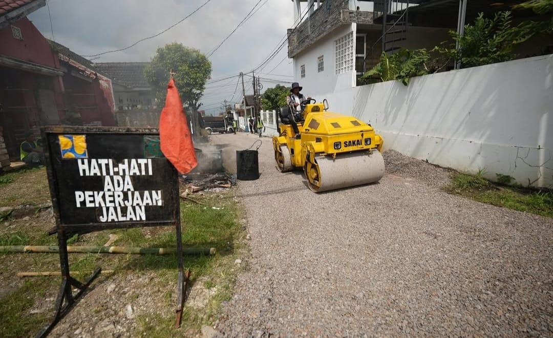 PERBAIKAN : Petugas DPUTR Kota Sukabumi saat melakukan perbaikan jalan rusak, Rabu (9/7).