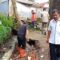 LONGSOR : Personel BPBD Kota Sukabumi saat menangani longsor TPT di Kelurahan Babakan, Kecamatan Cibeureum, Rabu (9/7).