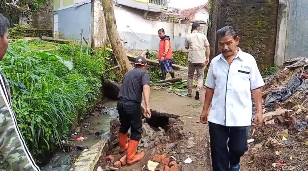 LONGSOR : Personel BPBD Kota Sukabumi saat menangani longsor TPT di Kelurahan Babakan, Kecamatan Cibeureum, Rabu (9/7).