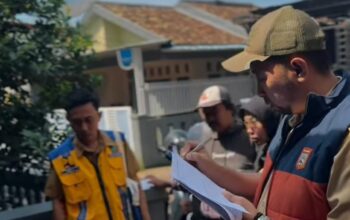 REHABILITASI : Petugas DPUPR Kota Sukabumi saat meninjau rehabilitasi fasilitas MCK dan septictank di Kelurahan Karang Tengah dan Cikondang.