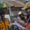 REHABILITASI : Petugas DPUPR Kota Sukabumi saat meninjau rehabilitasi fasilitas MCK dan septictank di Kelurahan Karang Tengah dan Cikondang.