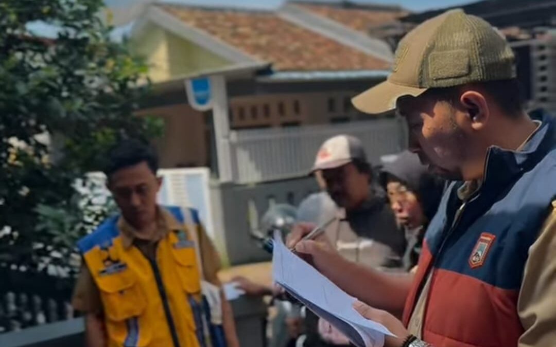 REHABILITASI : Petugas DPUPR Kota Sukabumi saat meninjau rehabilitasi fasilitas MCK dan septictank di Kelurahan Karang Tengah dan Cikondang.