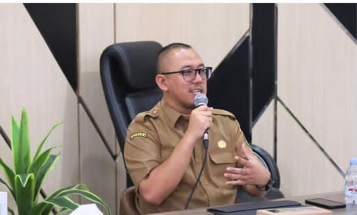 MENJELASKAN : Kabid Penelitian dan Pengembangan Bappeda Kota Sukabumi, Ismail Aini, saat menjelaskan proses pematangan inovasi daerah.