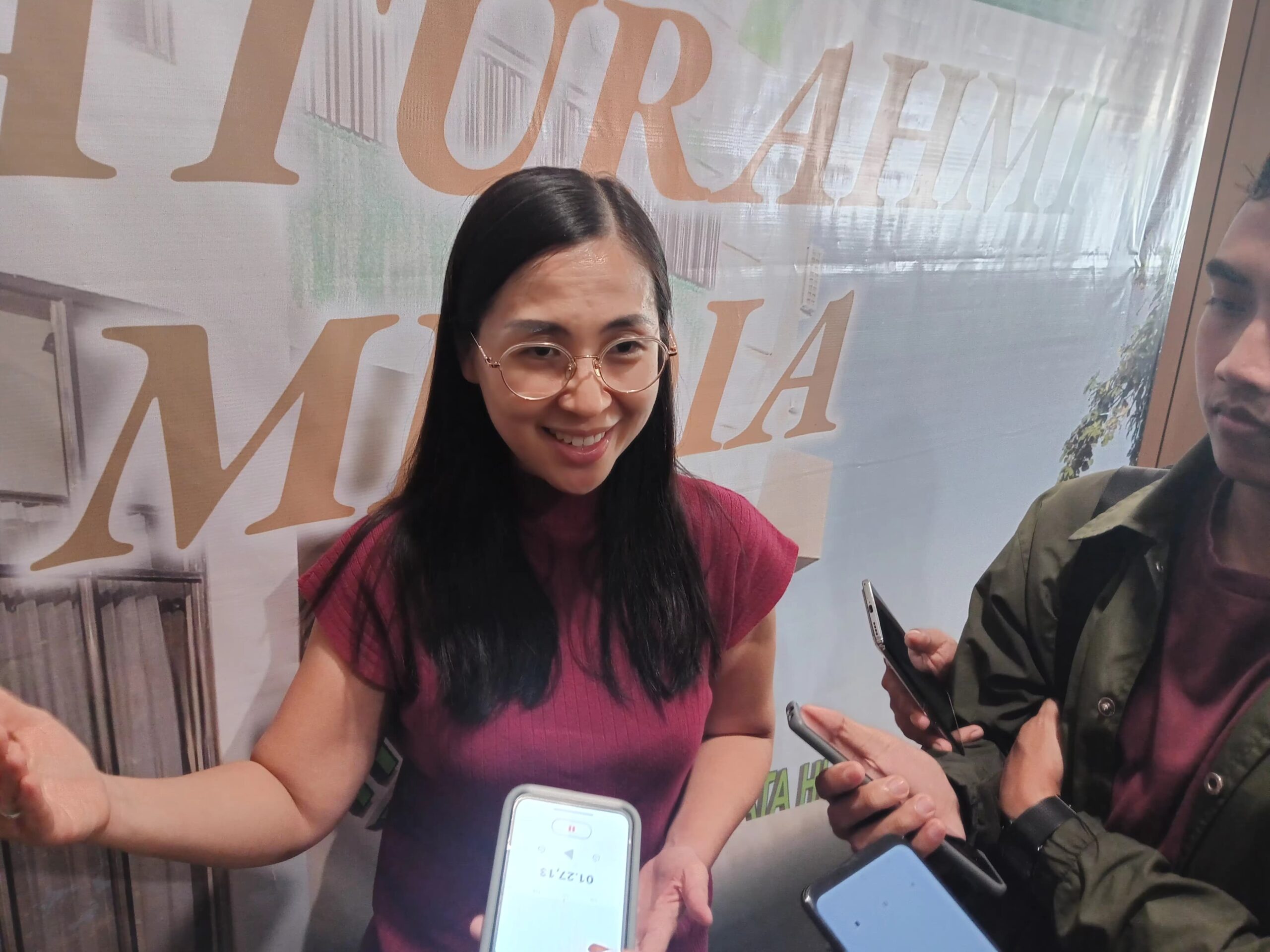 DIWAWANCARAI: Direktur Grand Permata Hijau, Audrey Clarissa saat diwawancara sejumlah media, Rabu (9/7).((FT: BAMBANG/RADARSUKABUMI))