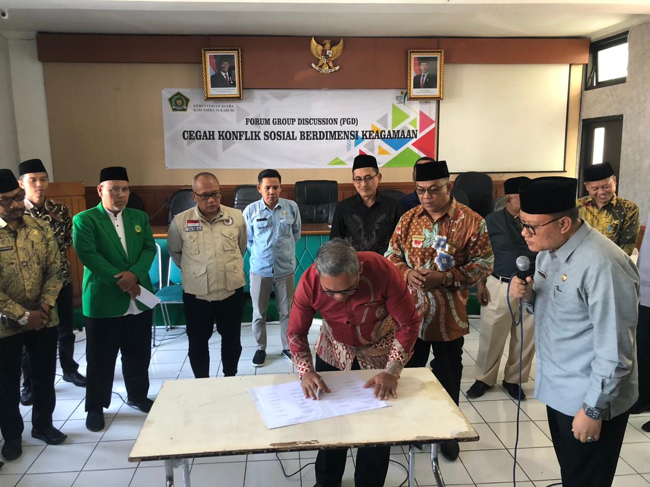 FOTO : DENDI/RADAR SUKABUMI DEKLARASI : Kemenag Kabupaten Sukabumi, bersama berbagai unsur saat deklarasi pernyataan komitmen cegah konflik sosial berdimensi keagamaan di aula Kemenag Kabupaten Sukabumi.
