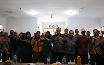 PELATIHAN: Para pengurus koperasi, Karang Taruna, dan pelaku Usaha Mikro Kecil Menengah (UMKM) di Kelurahan Jaya Mekar, Kecamatan Baros, mendapatkan pembekalan mengenai peran strategis, Kamis (10/7).