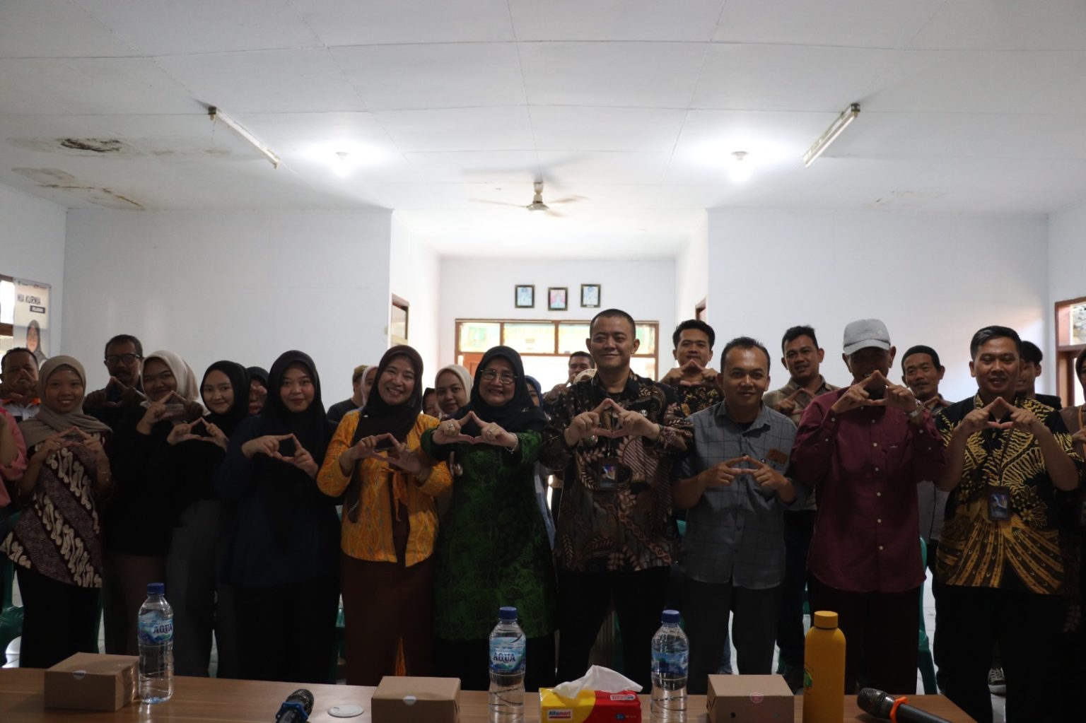 PELATIHAN: Para pengurus koperasi, Karang Taruna, dan pelaku Usaha Mikro Kecil Menengah (UMKM) di Kelurahan Jaya Mekar, Kecamatan Baros, mendapatkan pembekalan mengenai peran strategis, Kamis (10/7).