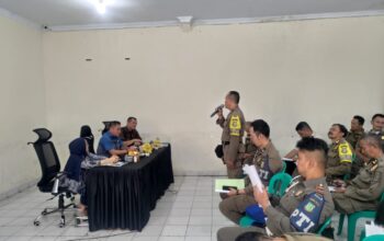 SIMULASI: Satuan Polisi Pamong Praja (Satpol PP) dan Pemadam Kebakaran Kota Sukabumi menggelar simulasi Tindak Pidana Ringan (Tipiring), Kamis (10/7).
