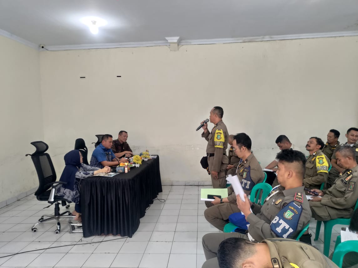 SIMULASI: Satuan Polisi Pamong Praja (Satpol PP) dan Pemadam Kebakaran Kota Sukabumi menggelar simulasi Tindak Pidana Ringan (Tipiring), Kamis (10/7).