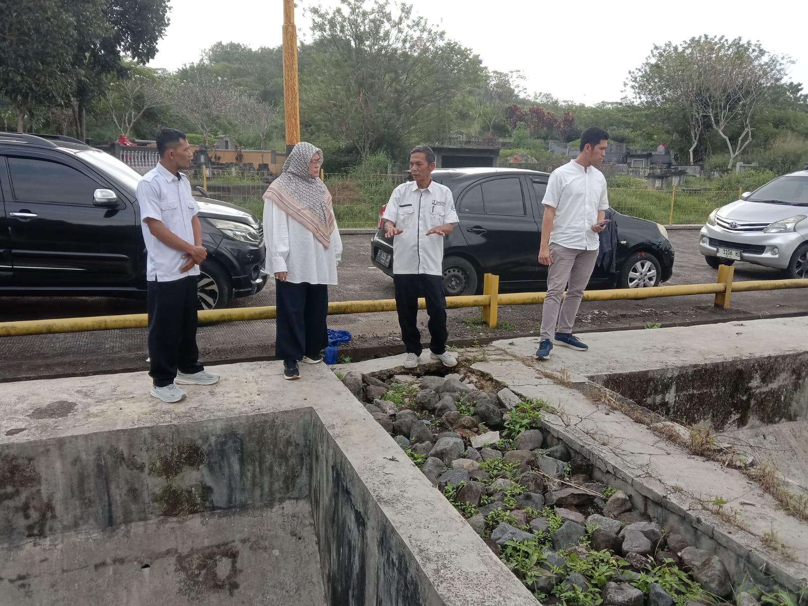 PENINJAUAN: DPUTR Kota Sukabumi saat melakukann peninjauan kondisi IPLT di Kelurahan Cipenengah, Kecamatan Lembursitu, belum lama ini.