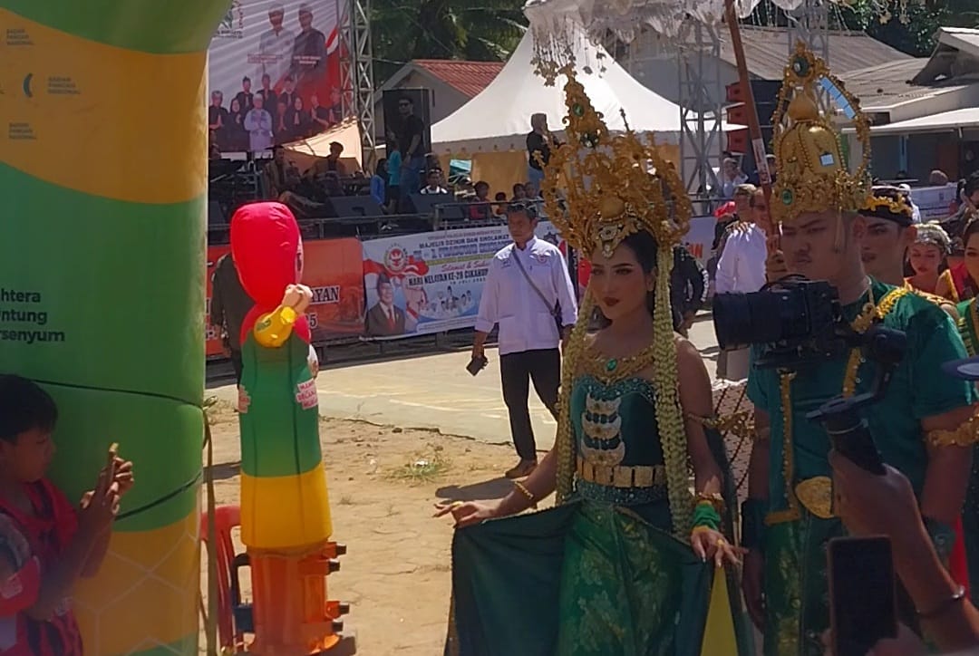 SYUKURAN : Suasana syukuran hari nelayan ke 28 di TPI Pajagan, Desa Cikahuripan, kecamafan Cisolok, Kabupaten Sukabumi. (FOTO : NANDI/ RADARSUKABUMI)