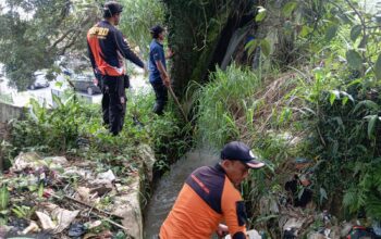 NORMALISASI: Badan Penanggulangan Bencana Daerah (BPBD) Kota Sukabumi, saat melakukan normalisasi saluran drainase di wilayah kerjanya, Jumat (11/7).
