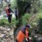 NORMALISASI: Badan Penanggulangan Bencana Daerah (BPBD) Kota Sukabumi, saat melakukan normalisasi saluran drainase di wilayah kerjanya, Jumat (11/7).
