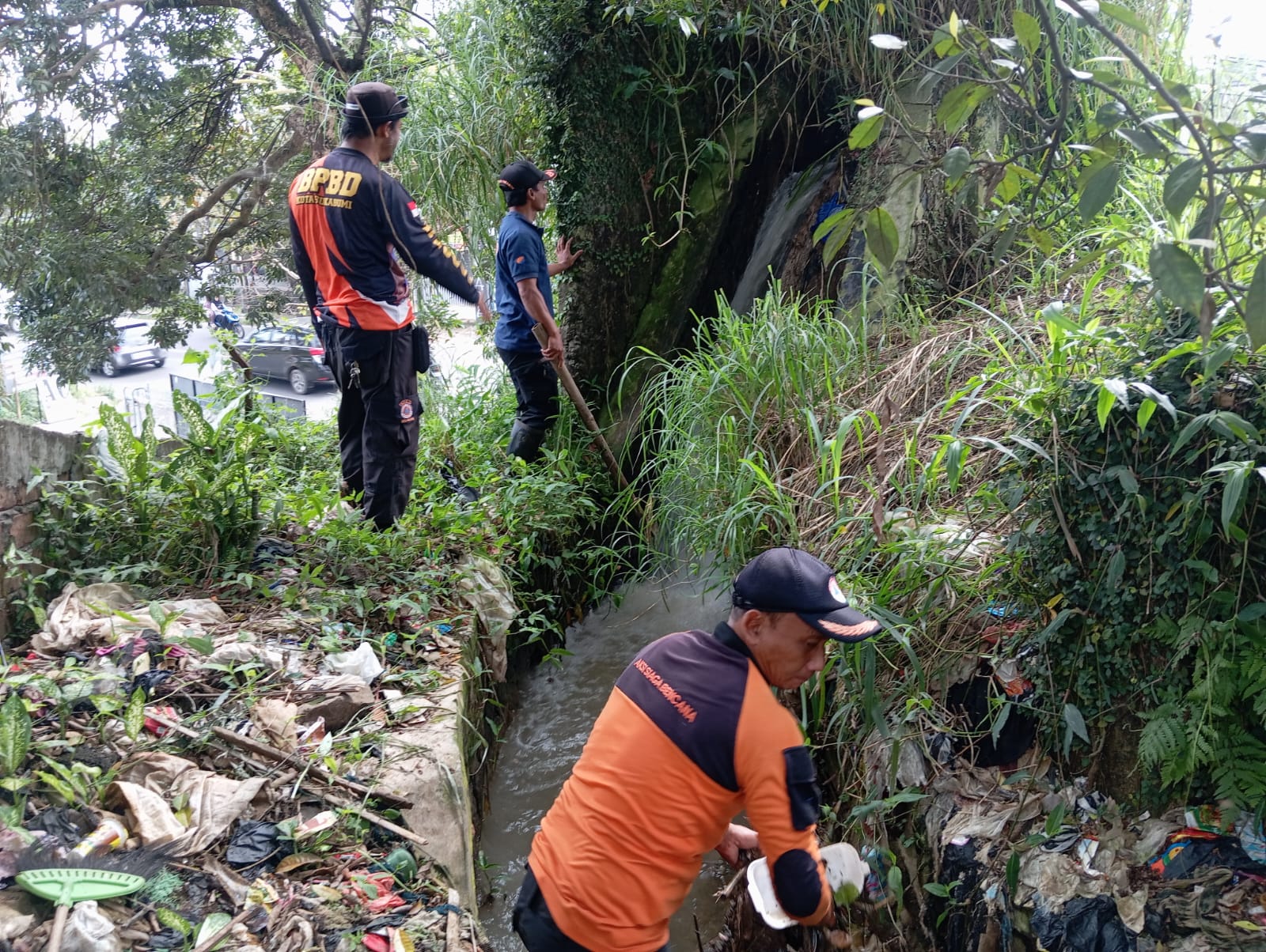 NORMALISASI: Badan Penanggulangan Bencana Daerah (BPBD) Kota Sukabumi, saat melakukan normalisasi saluran drainase di wilayah kerjanya, Jumat (11/7).