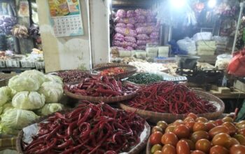 BERJUALAN: Sejumlah pedagang di Kota Sukabumi, saat berjualan, belum lama ini.