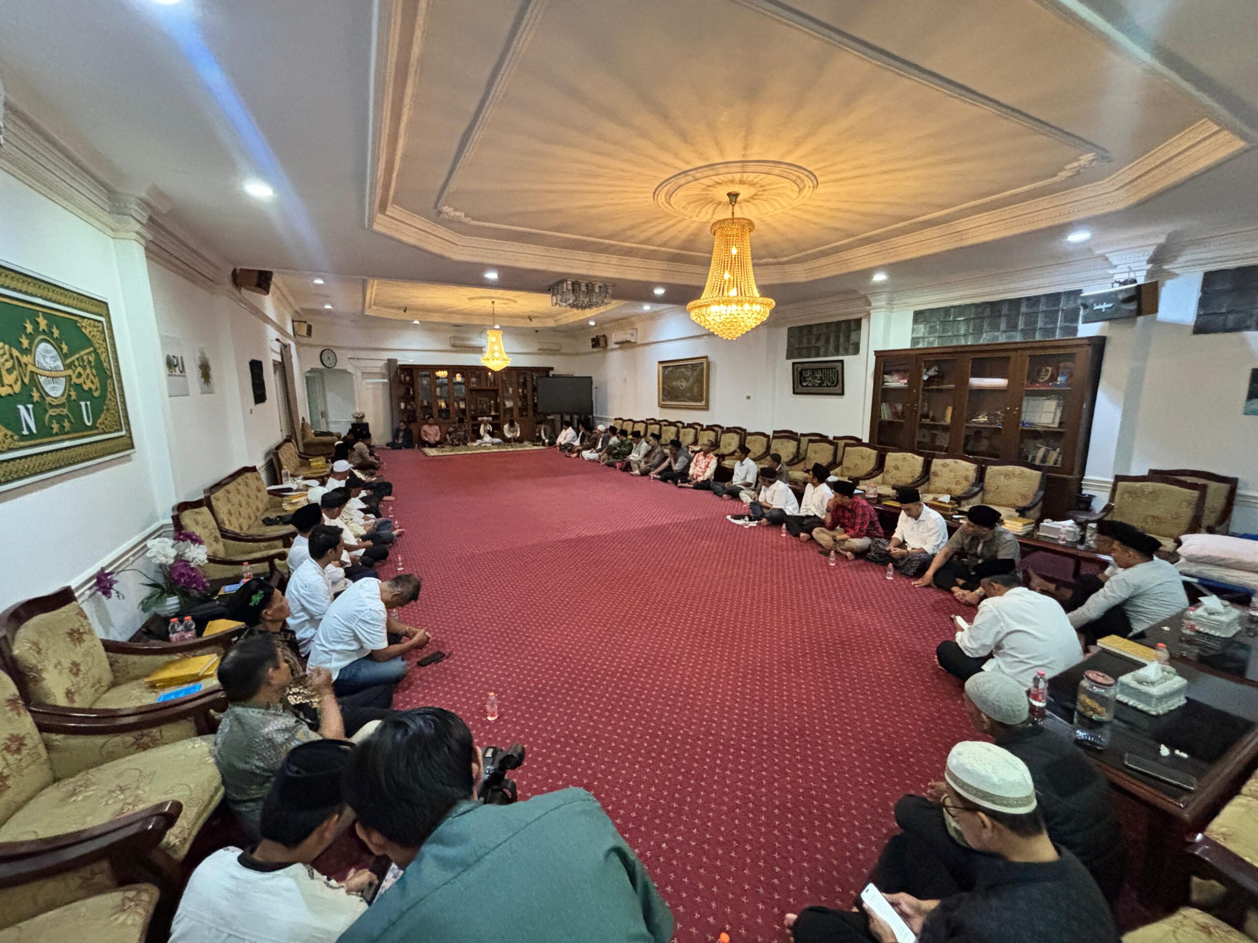 PENGAJIAN: Wali Kota Sukabumi Ayep Zaki menggelar pengajian rutin malam Jum’at di Rumah Dinas Wali Kota, Jalan Siliwangi Kota Sukabumi, Kamis (10/7).