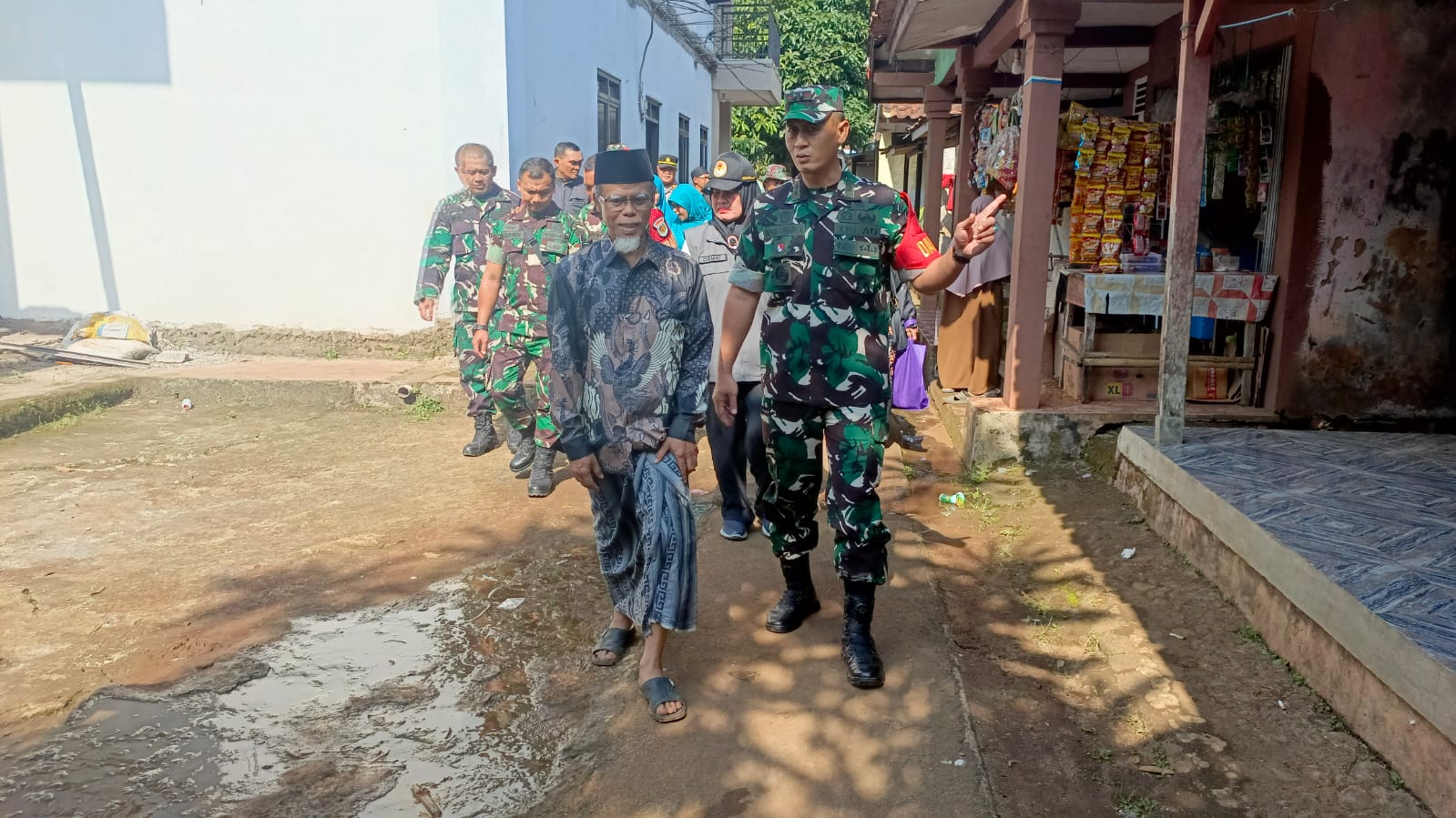 PEDULI : Dandim 0607/Kota Sukabumi, Letkol Czi Indra Gunawan, ST, M.M., saat mengunjungi bencana longsor di wilayah Desa/Kecamatan Bojonggenteng, Kabupaten Sukabumi, pada Kamis (10/07).