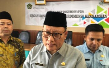 FOTO : DENDI/RADAR SUKABUMI DIWAWANCARAI : Kasi Binmas Kemenag Kabupaten Sukabumi, Deddy Wijaya saat diwawancarai Radar Sukabumi.