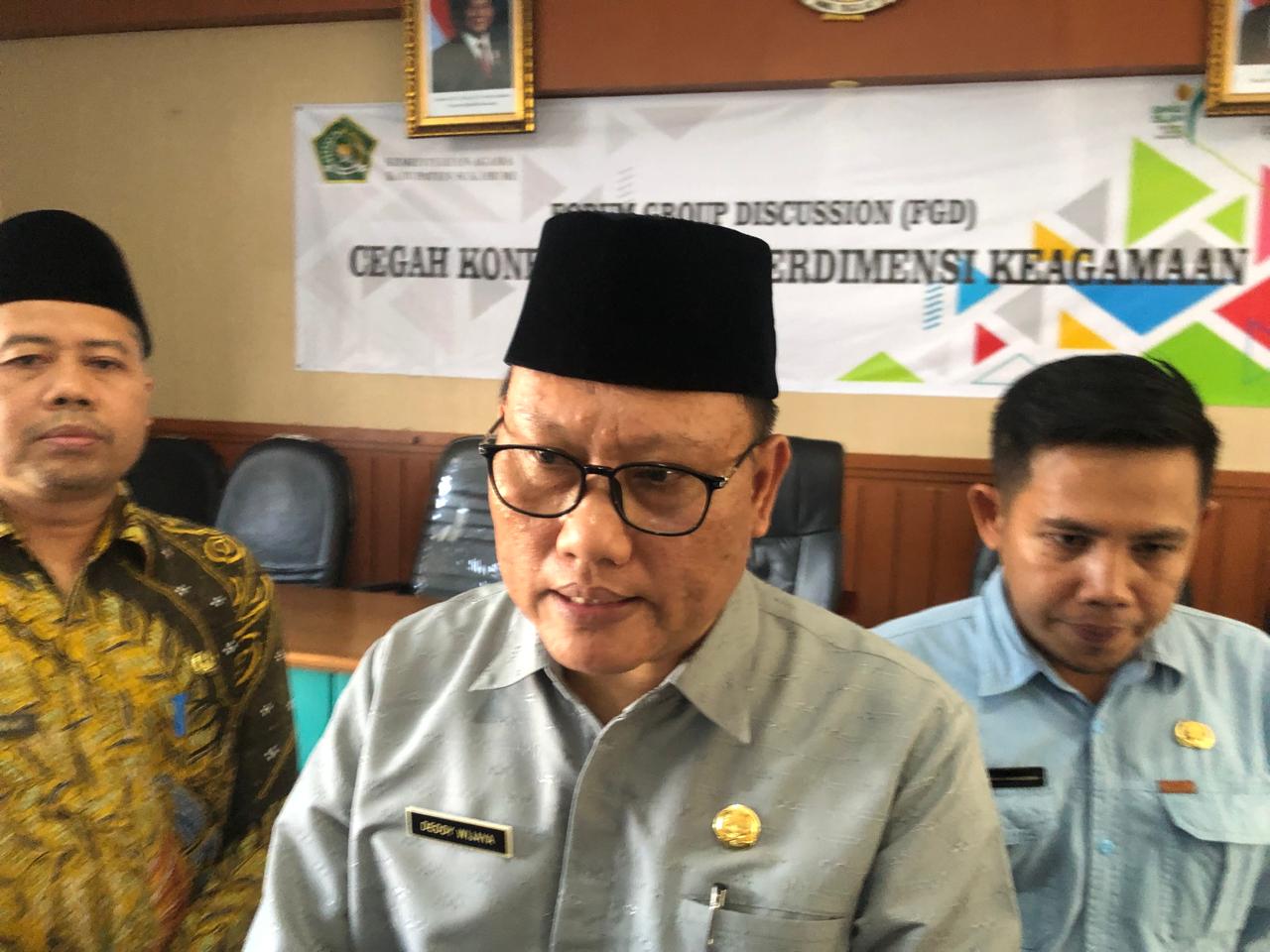 FOTO : DENDI/RADAR SUKABUMI DIWAWANCARAI : Kasi Binmas Kemenag Kabupaten Sukabumi, Deddy Wijaya saat diwawancarai Radar Sukabumi.