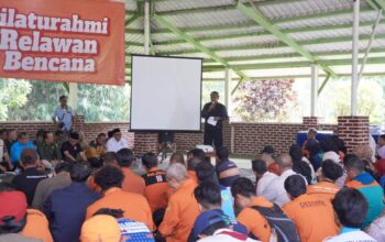 Para relawan kebencanaan saat menyimak sambutan Bupati Sukabumi, Asep Japar di BMC Kecamatan Kadudampit.