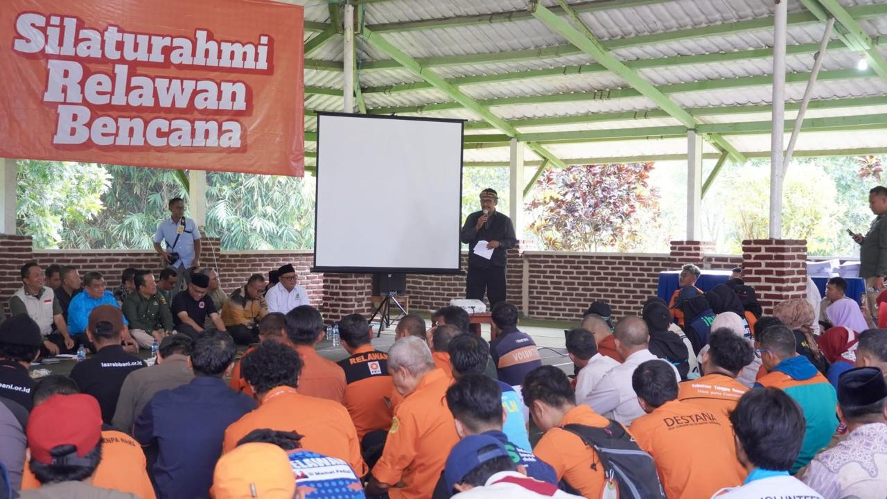 Para relawan kebencanaan saat menyimak sambutan Bupati Sukabumi, Asep Japar di BMC Kecamatan Kadudampit.