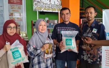 KUNJUNGAN KERJA — Sekretaris DKP Kabupaten Sukabumi, dr. Titin M. Andadari, bersama Direktur SPHP Bapanas, Maino Dwi Hartono, saat meninjau Kios Pangan Bumdesma Nabiya, Kecamatan Nagrak.