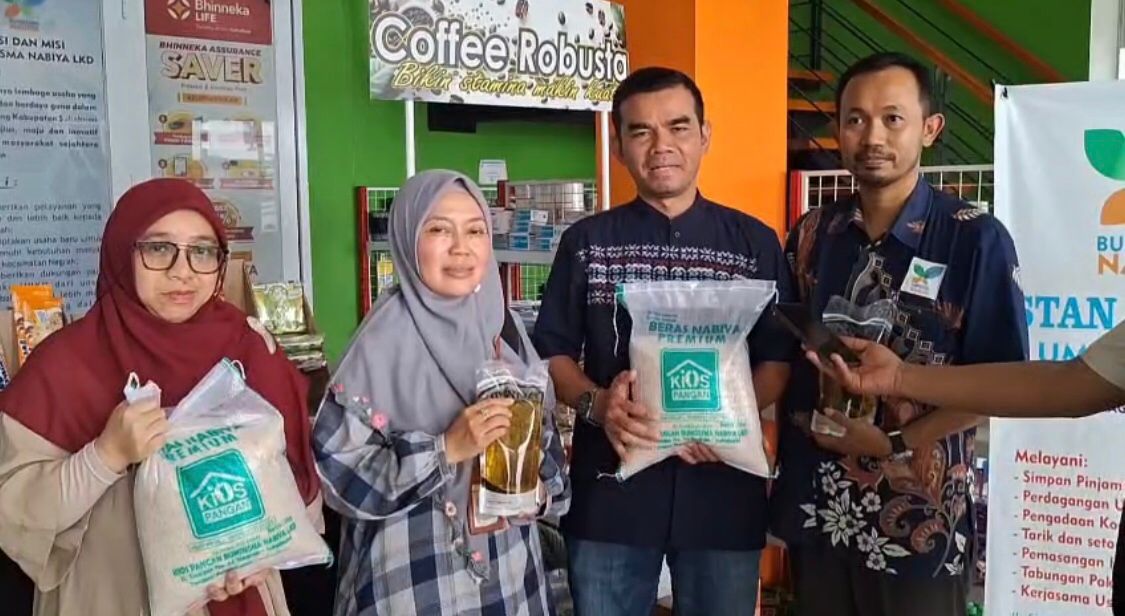 KUNJUNGAN KERJA — Sekretaris DKP Kabupaten Sukabumi, dr. Titin M. Andadari, bersama Direktur SPHP Bapanas, Maino Dwi Hartono, saat meninjau Kios Pangan Bumdesma Nabiya, Kecamatan Nagrak.