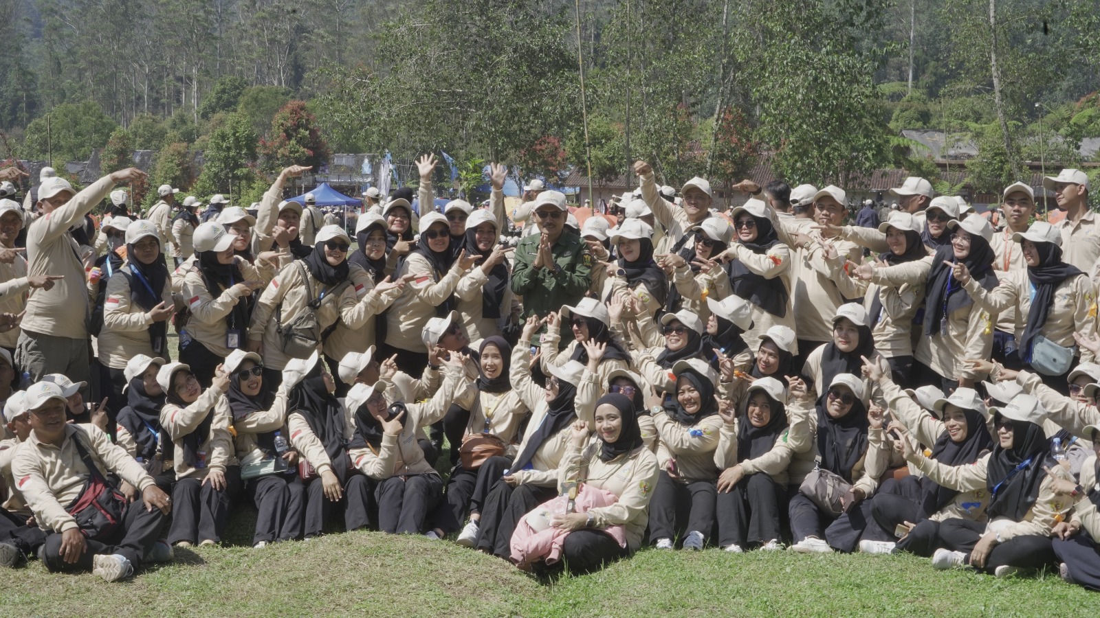 KOMPAK — Kepala DPPKB Kabupaten Sukabumi, Uus Pirdaus, berfoto bersama para Penyuluh Lapangan Keluarga Berencana (PLKB) usai menghadiri penutupan Retreat dan Jambore Bangga Kencana tingkat Provinsi Jawa Barat di eMTe Highland Resort, Ciwidey, Kabupaten Bandung.