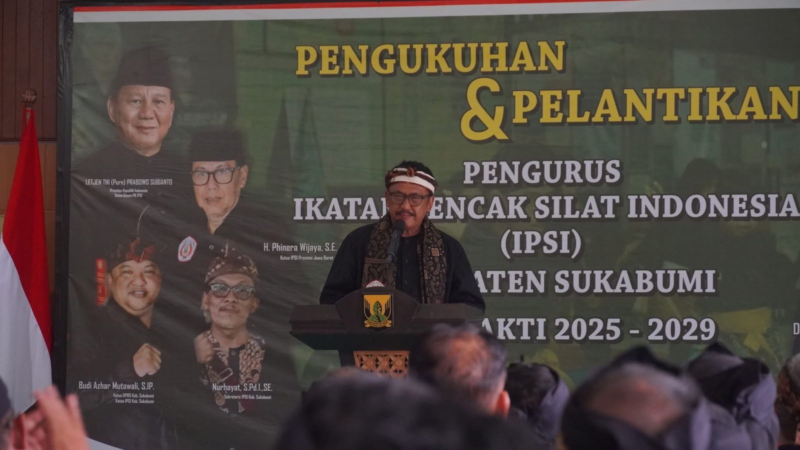 SAMBUTAN — Bupati Sukabumi, Asep Japar, saat memberikan sambutan pada pelantikan dan pengukuhan pengurus IPSI Kabupaten Sukabumi masa bakti 2025–2029 di Gedung Negara Pendopo Sukabumi, Sabtu (12/07).