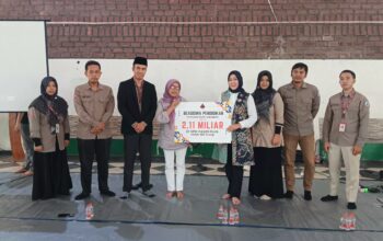 Ketua Yayasan Pasim Sukabumi, Wati Purnaningrum secara simboleh menyerahkan program beasiswa.