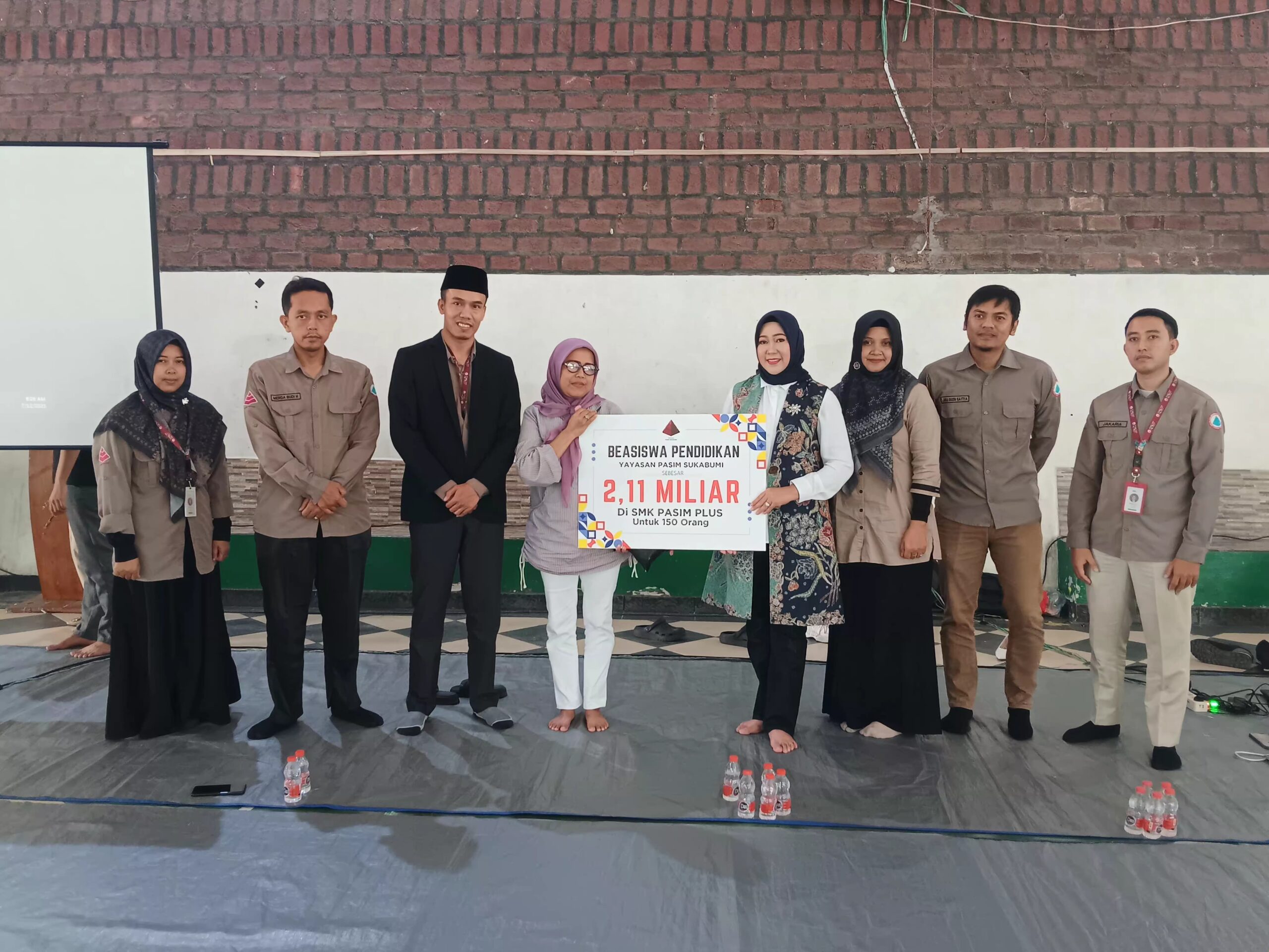 Ketua Yayasan Pasim Sukabumi, Wati Purnaningrum secara simboleh menyerahkan program beasiswa.