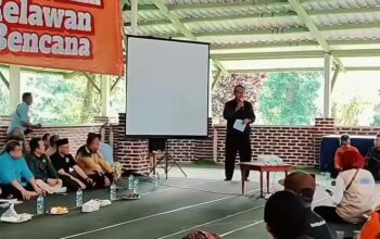 TERIMA PENGHARGAAN -- Ketua PWI Kota Sukabumi, Ikbal Zaelani Saptari, menerima piagam penghargaan dari Bupati Sukabumi, Asep Japar, atas kontribusi PWI Peduli dalam penanggulangan bencana.