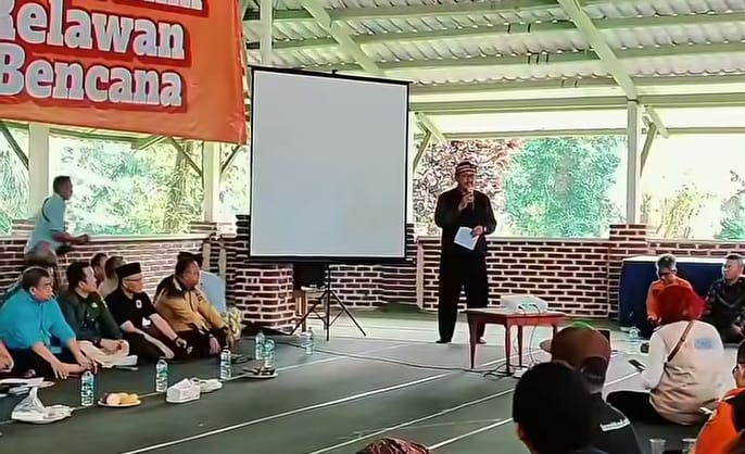 TERIMA PENGHARGAAN -- Ketua PWI Kota Sukabumi, Ikbal Zaelani Saptari, menerima piagam penghargaan dari Bupati Sukabumi, Asep Japar, atas kontribusi PWI Peduli dalam penanggulangan bencana.