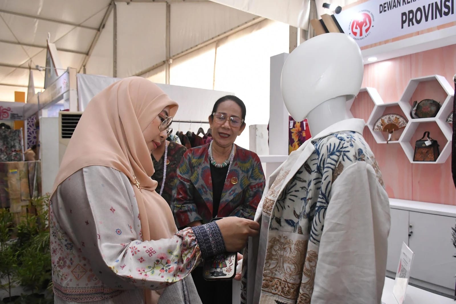 PAMERAN — Dewan Kerajinan Nasional Daerah (Dekranasda) Kota Sukabumi turut serta dalam pameran HUT ke-45 Dekranas yang digelar di Balikpapan Sport and Convention Center (BSCC), Kalimantan Timur, 9–11 Juli 2025.