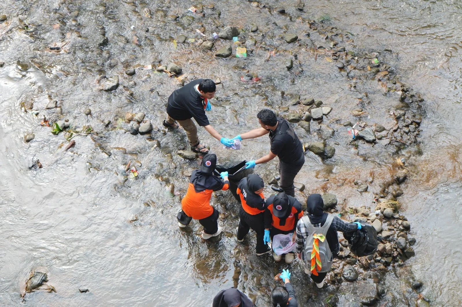 ANTUSIAS — Tim Penggerak PKK Kota Sukabumi menggelar kegiatan susur sungai, donor oksigen, dan Restoe Bumi di aliran Sungai Cipelang, Kota Sukabumi, Minggu (13/7).